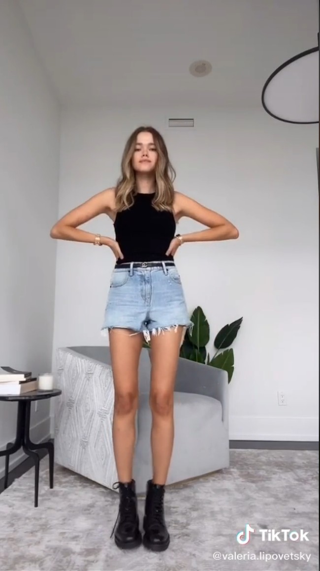 Influencer berikut juga sering dikira masih remaja oleh warga TikTok karena penampilan wajah dan gayanya yang masih seperti remaja. Ternyata wanita bernama Valeria Lipovetsky tersebut berumur 30. Yang juga mengejutkan ia sudah memiliki tiga anak. Foto: TikTok