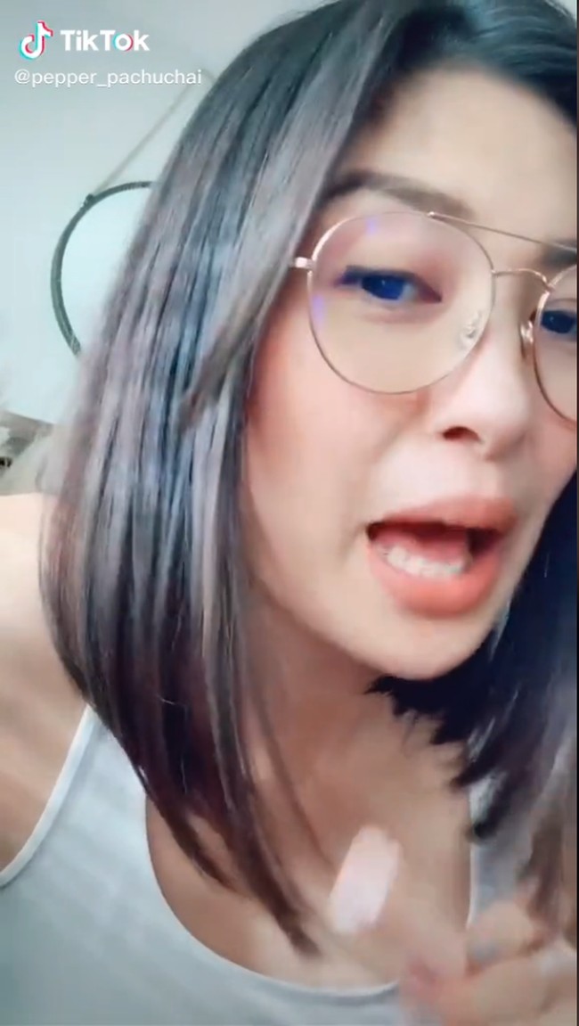 Melihat sekilas, wanita yang dikenal sebagai Nurse Pepper tersebut mungkin tampak seperti berusia 30 tahunan. Padahal sebenarnya umur Nurse Pepper adalah 46 tahun. Foto: TikTok