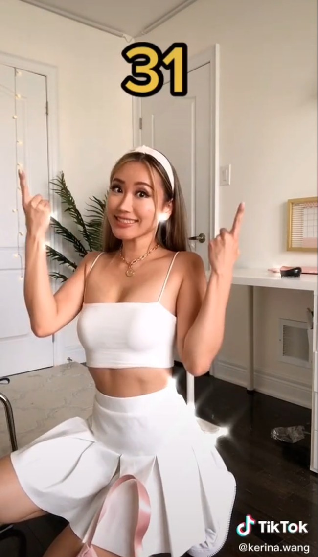 Mengungkap usia asli yang ternyata lebih tua dari penampilan wajah adalah salah satu tren yang belakangan viral di TikTok. Beberapa wanita pun benar-benar mengejutkan netizen dengan penampilan awet muda mereka termasuk wanita bernama Kerina Wang yang dikira masih remaja atau berusia 20an awal. Usia aslinya adalah 31 dan sudah memiliki satu anak berusia empat tahun. Foto: TikTok