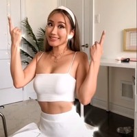 Mengungkap usia asli yang ternyata lebih tua dari penampilan wajah adalah salah satu tren yang belakangan viral di TikTok. Beberapa wanita pun benar-benar mengejutkan netizen dengan penampilan awet muda mereka termasuk wanita bernama Kerina Wang yang dikira masih remaja atau berusia 20an awal. Usia aslinya adalah 31 dan sudah memiliki satu anak berusia empat tahun. Foto: TikTok