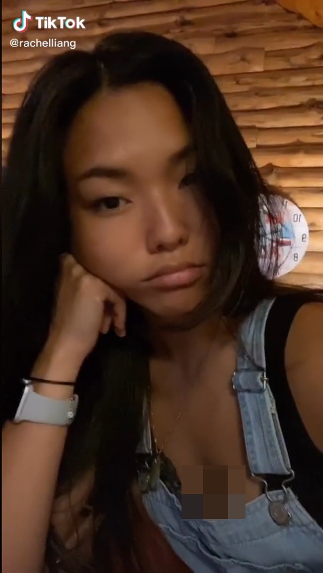 Banyak wanita Asia yang bikin syok karena wajahnya yang awet muda. Wanita bernama Rachel Liang ini pun ikut tren viral TikTok tersebut untuk memamerkan usianya yang sebenarnya. Rachel yang masih seperti mahasiswa ini usianya sudah 36. Foto: TikTok