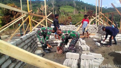 TNI-Polri Kembali Bangun Rumah yang Dibakar Kelompok MIT di Sigi