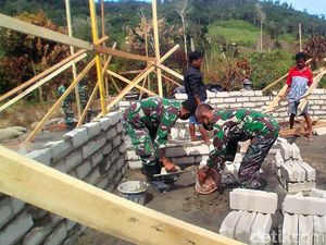 TNI-Polri Kembali Bangun Rumah yang Dibakar Kelompok MIT di Sigi