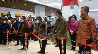 Wali Kota Cilegon, Edi Ariadi secara simbolis meresmikan beroperasinya Transmart di Cilegon.