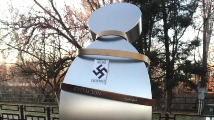 Sebuah tugu peringatan yang didedikasikan untuk Anne Frank, dirusak oleh orang tak dikenal dengan membubuhi stiker yang menunjukkan simbol swastika.