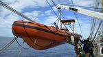 Taruna-Taruni AAL Uji Ketangkasan di Atas KRI Bima Suci