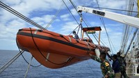 Selain itu para Taruna-Taruni AAL tingkat III mengevakusi korban yang terjatuh ke laut menggunakan sekoci.  