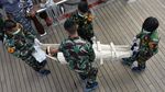 Taruna-Taruni AAL Uji Ketangkasan di Atas KRI Bima Suci