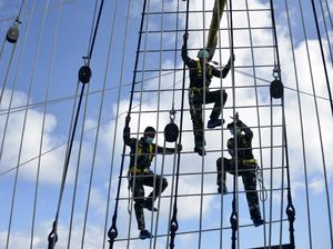 Taruna-Taruni AAL Uji Ketangkasan di Atas KRI Bima Suci