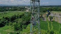 Saat ini sistem kelistrikan Pulau Lombok memiliki daya mampu mencapai 319 Megawatt (MW) dengan beban puncak mencapai 244 MW, sehingga terdapat cadangan sebesar 75 MW. Dengan tersedianya daya listrik yang cukup, didukung jaringan transmisi dan distribusi yang mumpuni, PLN siap mendukung tumbuhnya pariwisata di Bumi Gora.