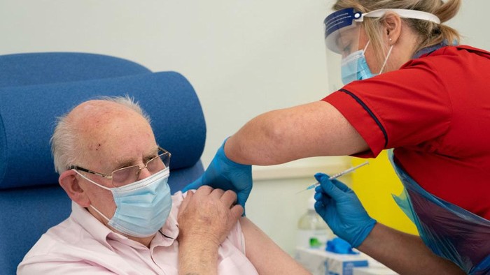 LONDON, ENGLAND - DECEMBER 08: General manager of Covid Recovery, Becky Board, administers the first Pfizer-BioNTech COVID-19 vaccine in London to patient George Dyer, 90, at Croydon University Hospital, at the start of the largest ever immunisation programme in the UKs history on December 8, 2020 in London, United Kingdom. More than 50 hospitals across England were designated as covid-19 vaccine hubs, the first stage of what will be a lengthy vaccination campaign. NHS staff, over-80s, and care home residents will be among the first to receive the Pfizer/BioNTech vaccine, which recently received emergency approval from the countrys health authorities. (Photo by Dan Charity - Pool/Getty Images)