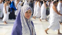 Tentu tak ketinggalan Vicky Zainal berfoto di depan Kakbah saat menjalani ibadah umroh. (Foto: dok. Instagram @vickyzainal24)