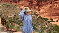 Di satu masa Vicky Zainal juga sempat main ke Las Vegas dan berfoto di Red Rock Canyon. (Foto: dok. Instagram @vickyzainal24)