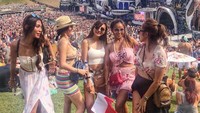 Bersama teman-teman dia pun menghadiri event Tomorrowland. (Foto: dok. Instagram @vickyzainal24)