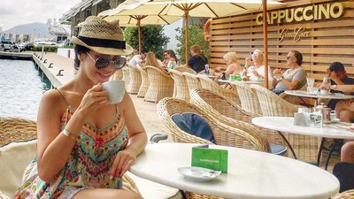 10 Potret Vicky Zainal dari London hingga Coachella sebelum Digugat Cerai