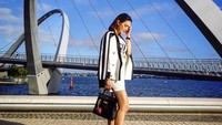 Vicky Zainal bergaya di salah satu landmark di Perth, Australia. (Foto: dok. Instagram @vickyzainal24)