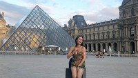 Tak lupa Vicky Zainal juga bergaya di Louvre. (Foto: dok. Instagram @vickyzainal24)