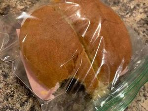 Sudah Nikah 41 Tahun, Wanita Ini Selalu Gigit Bekal Roti untuk Suaminya