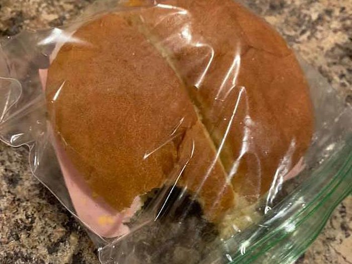 Wanita Gigit Bekal Roti Milik Suaminya untuk Tetap Mesra