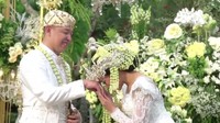Yura Yunita mencium tangan Donne Maula usai dipasangkan cincin di jarinya. Foto: Instagram Yura Yunita