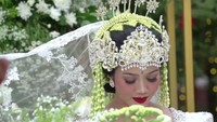 Saat prosesi akad nikah, Yura Yunita banyak tersipu dan menunduk. Foto: Instagram Yura Yunita