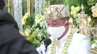 Donne Maula melafalkan akad nikah dengan lantang. Foto: Instagram Yura Yunita