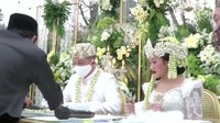 Donne Maula sempat menangis saat mengucapkan janji sebagai seorang suami dari Yura Yunita. Foto: Instagram Yura Yunita