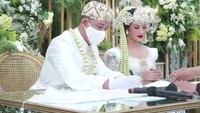 Pernikahan Yura Yunita dan Donne Maula ditayangkan live di Instagram. Foto: Instagram Yura Yunita