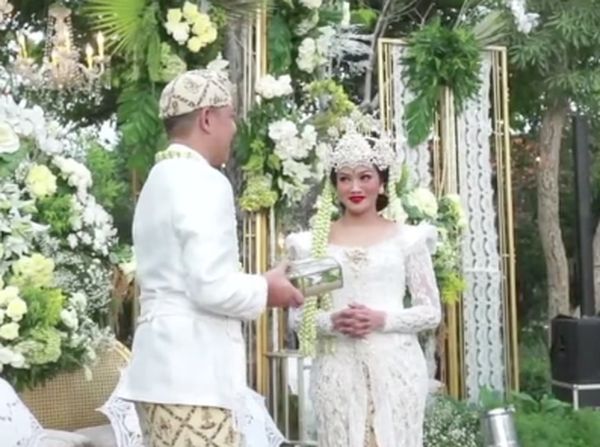 Momen Bahagia hingga Haru di Pernikahan Yura Yunita dan Donne Maula