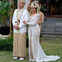 Pernikahan Yura Yunita dan Donne Maulana berlangsung di Cimahi, Jawa Barat, pada Jumat (11/12/2020).Pelantun Cinta dan Rahasia ini membungkus tubuhnya dengan kebaya dari Ayung Berinda Wedding Gallery. Kebaya putih tersebut hadir dengan aksen padding yang dihiasi fringe sehingga meninggalkan kesan mewah. (Foto: Instagram/@ayungberinda)