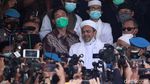 Acungan Jempol Habib Rizieq di Polda Metro Jaya