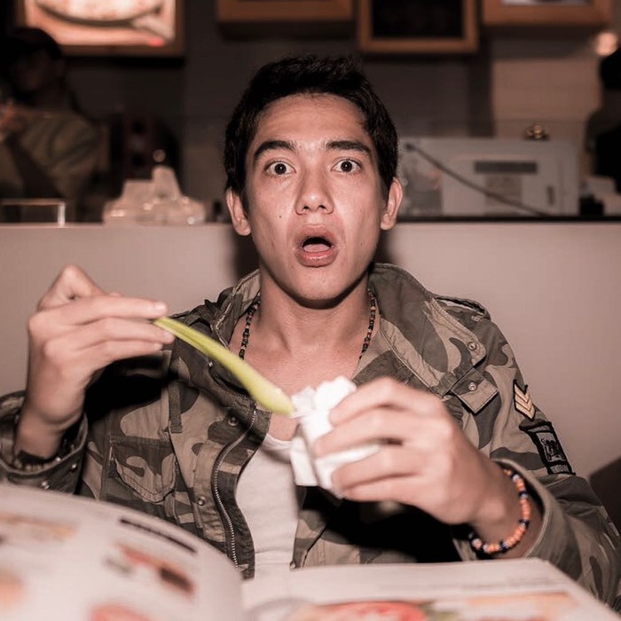 Adipati Dolken Pose Keren Adipati Dolken saat Kulineran di Restoran