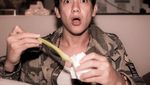 Pose Keren Adipati Dolken saat Kulineran di Restoran