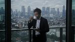 Pose Keren Adipati Dolken saat Kulineran di Restoran