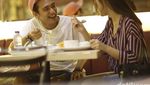 Pose Keren Adipati Dolken saat Kulineran di Restoran