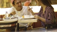 Mengenal sosoknya, Adipati Dolken dikenal doyan kulineran. Di media sosial banyak beredar fotonya saat makan di restoran. Termasuk juga pada foto lama yang satu ini. Foto: Instagram @adipati