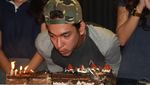 Pose Keren Adipati Dolken saat Kulineran di Restoran