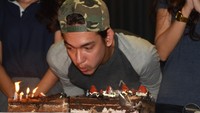 Ketampanan Adipati pun terlihat dalam segala momen. Termasuk saat mendapat kejutan berupa kue ulang tahun, lengkap dengan lilin menyalanya. Foto: Instagram @adipati
