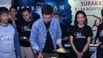 Pose Keren Adipati Dolken saat Kulineran di Restoran