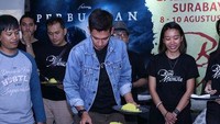 Nah, kalau yang satu ini adalah kenangan Adipati saat peluncuran filmnya. Ia bersama dengan rekan sesama artis melakukan proses potong tumpeng. Foto: Instagram @adipati