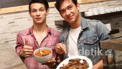 Pose Keren Adipati Dolken saat Kulineran di Restoran
