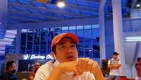 Meskipun foto ini diambil secara candid, tetapi tidak mengurangi ketampanan Adipati sedikit pun. Gayanya saat nongkrong di restoran ini diunggah oleh calon istrinya, Canti Tachril. Foto: Instagram @adipati