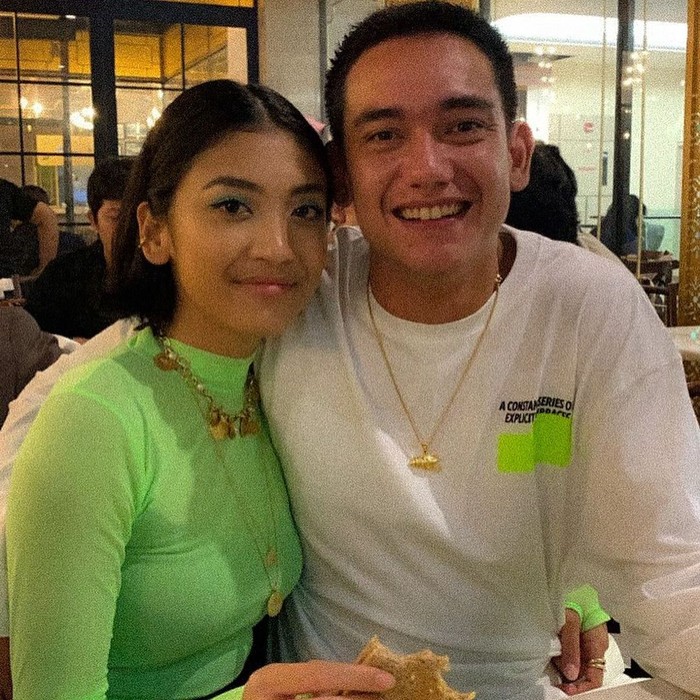 Pose Keren Adipati Dolken saat Kulineran di Restoran