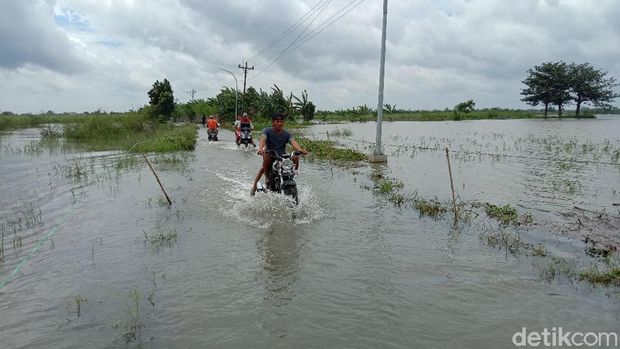 Akses jalan menuju Dukuh Karangturi, Desa Setrokalangan, Kecamatan Kaliwungu, Kudus, terendam banjir, Sabtu (12/12/2020).