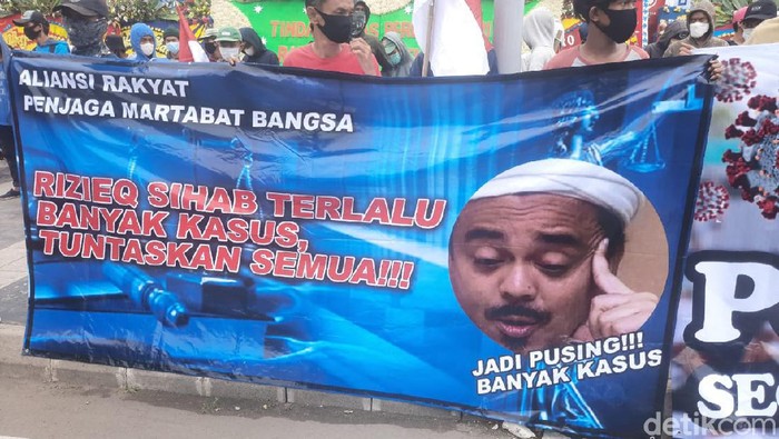 Aliansi Rakyat Penjaga Martabat Bangsa gelar aksi mendukung proses hukum Habib Rizieq di Polda Metro Jaya (Karin/detikcom)