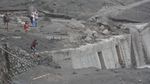Aliran Lahar Gunung Semeru Jadi Tontonan Warga