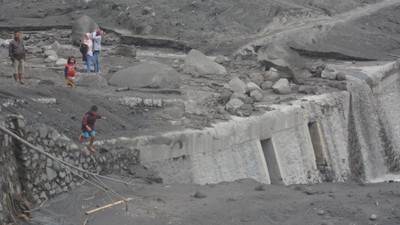 Aliran Lahar Gunung Semeru Jadi Tontonan Warga