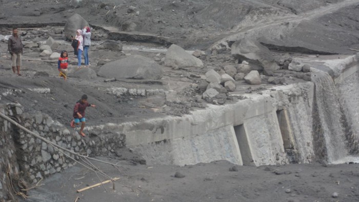 Warga melihat langsung aliran lahar dingin Gunung Semeru di Desa Supiturang, Pronojiwo, Lumajang, Jawa Timur, Sabtu (12/12/2020). Sejumlah warga mengunjungi bekas erupsi di sungai aliran lahar Gunung Semeru meski kawasan itu masih rawan terjadi banjir lahar dingin. ANTARA FOTO/Seno/foc.
