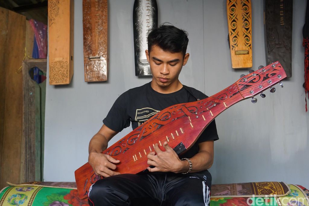 anak dayak membuat sape