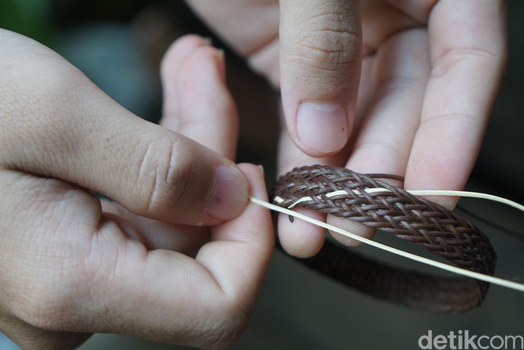 anak dayak membuat sape